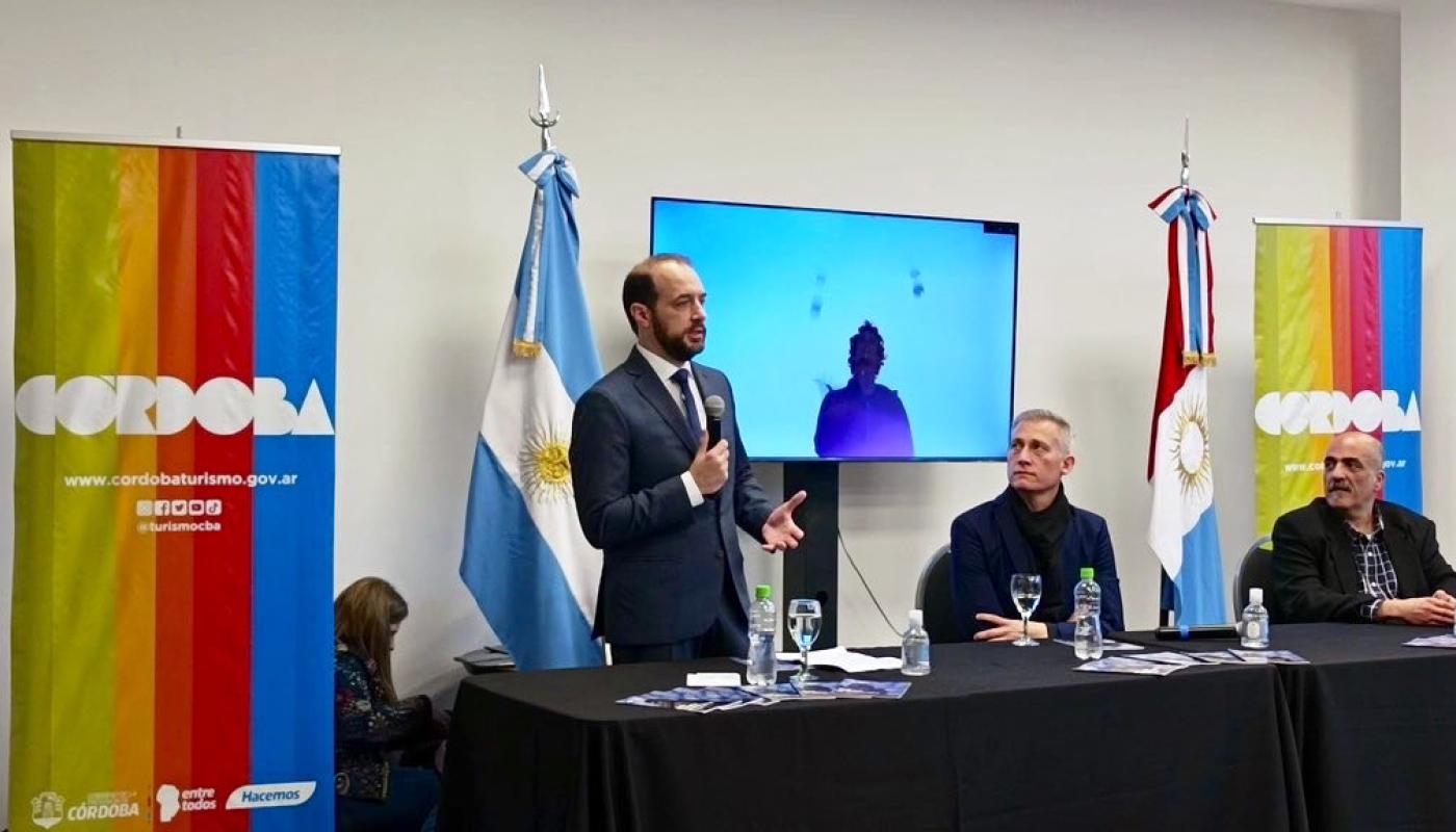 Amado en presentación