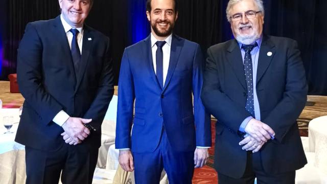 Amado y autoridades