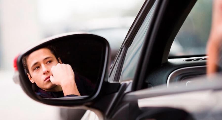 Joven dentro de auto